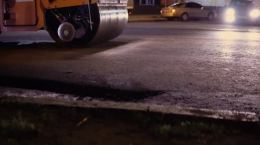 Yeni yollar. Asfalt tamir işlemi. Yeni asfalt parçalıyorum. Gece sahnesi 