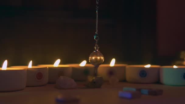 Halloween Ritual Schicksalsprognose Mit Kerzen Und Pendel Dunklen Raum — Stockvideo