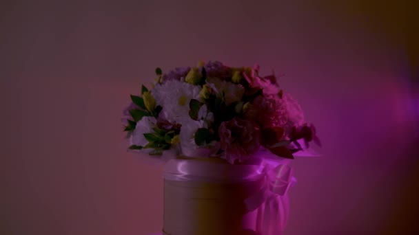 Niesamowite Kwiaty Bukiet Bliska Neon Światło Kolor Światła Prezent Prezent — Wideo stockowe