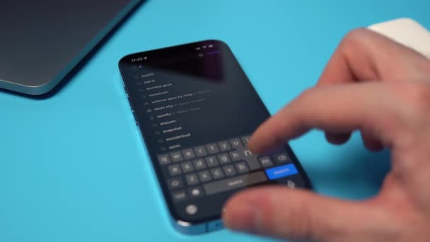 Procurando Baixando Snapchat App Store Iphone Baixando Aplicativo Telefone Fundo — Vídeo de Stock