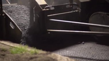 Yol yapımı için yeni asfalt yapılıyor. 