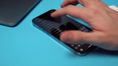 Bir iPhone 'dan Uygulama Dükkanı' ndan Arbede Yıldızları aranıyor ve indiriliyor. Mavi arkaplandaki bir telefona bir uygulama indiriliyor. Mobil oyunlar. Mykolaiv, Ukrayna, Temmuz 06 2022. 