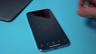 App Store 'dan bir iPhone' da Facebook 'u arayıp indiriyorum. Meta. Mavi arkaplandaki bir telefona bir uygulama indiriliyor. Mykolaiv, Ukrayna, Temmuz 06 2022. 