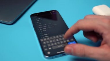 Bir iPhone 'da Uygulama Mağazası' ndan Binance aranıyor ve indiriliyor. Mavi arkaplandaki bir telefona bir uygulama indiriliyor. Mykolaiv, Ukrayna, Temmuz 06 2022. 