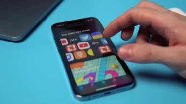 iPhone 'da Uygulama Mağazası' nı ara. AppStore 'a göz atıyorum. Mykolaiv, Ukrayna, Temmuz 06 2022. 