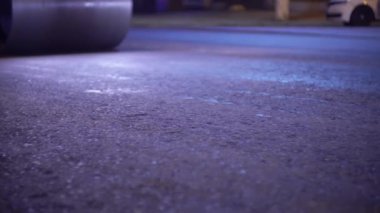 Asfalt silindiri. Yol çalışması. Yeni yol yüzeyi. Sokak tamiri. 