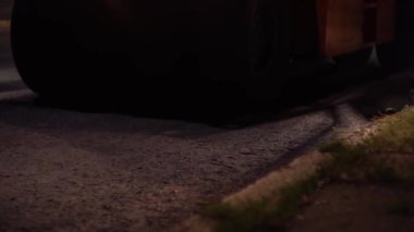Yol yapımı için yeni asfalt yapılıyor. 