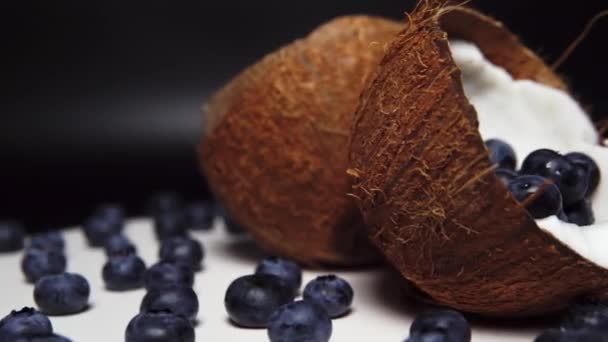Połówki Kokosa Świeżą Jagodą Białej Powierzchni — Wideo stockowe