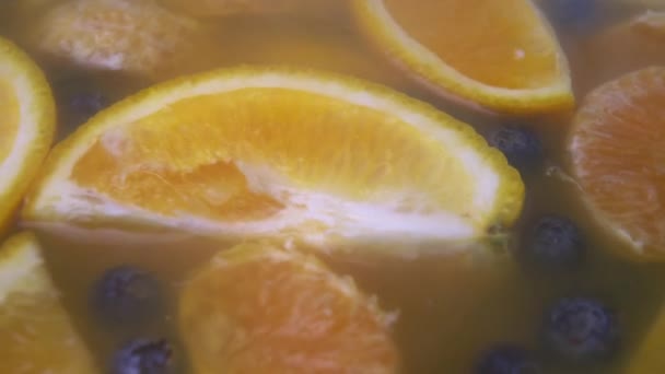 Alcoholic Beverage Adding Fume Orange Slices Tangerine Blueberry — Vídeos de Stock