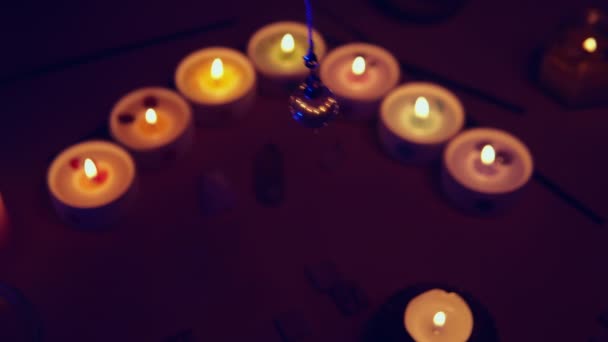 Обряд Фортуни Свічками Ароматної Чакри Кварцовими Кристалами Паличками Ладану Фоні — стокове відео