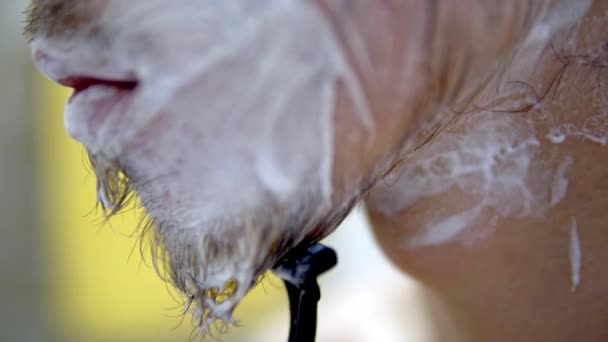Memotong Rambut Wajah Dari Dagu Menggunakan Krim Cukur — Stok Video