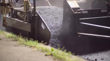 Sokak tamiri. Yeni yol için taşları boşaltıyorum. Asfalt yuvarlama işlemi. Paving makinesi. 