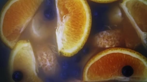 Napoje Alkoholowe Owocami Jagodami Efekt Filmowy Celowym Dodatkiem Ziarna Filmowego — Wideo stockowe