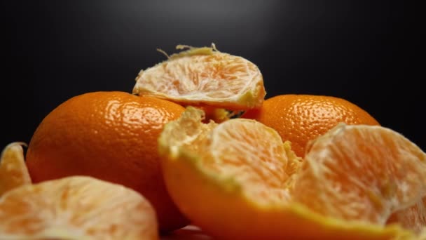 Las Rebanadas Jugosas Mandarina Cierran Rotación Mandarinas Peladas Sin Pelar — Vídeos de Stock