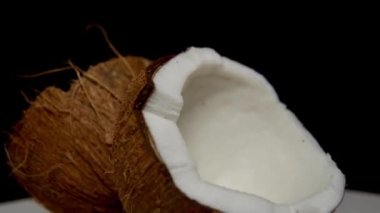 İki yarım hindistan cevizi ve içinde beyaz posa var..