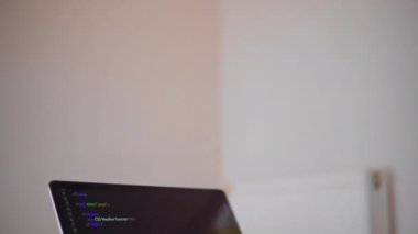 Programlama dillerinde bilgi pratiği. Program kodu yazılıyor.