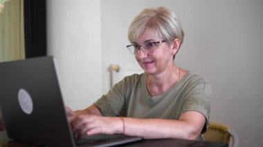 Bir programcı program kodu yazıyor.