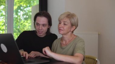 Adam kadınlara yeni bilgileri açıklamaya çalışıyor. Çalışma süreci. 