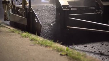 Yeni yol için taşları boşaltıyorum. Asfalt yuvarlama işlemi. Paving makinesi. 