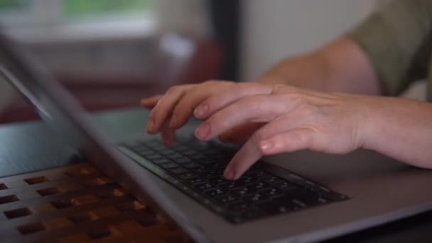 Copywriter Typt Tekst Voor Werk Laptop Close — Stockvideo