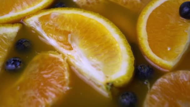 Vers Multivruchtensap Met Citrusvruchten Bessen Close — Stockvideo