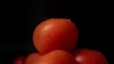 Domateslere su damlası. Yapay ışıkta olgun kırmızı domatesler. Yaklaş.. 