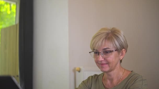 Blonde Smiling Adult Women Glasses Computer Work Learning New Information — Vídeos de Stock