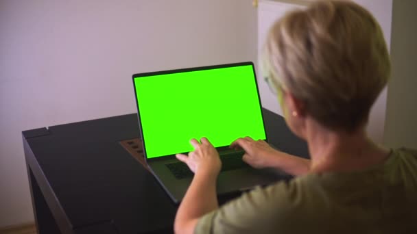 Přes Rameno Věk Ženy Psaní Notebook Zelené Obrazovce Mockup Pracuje — Stock video