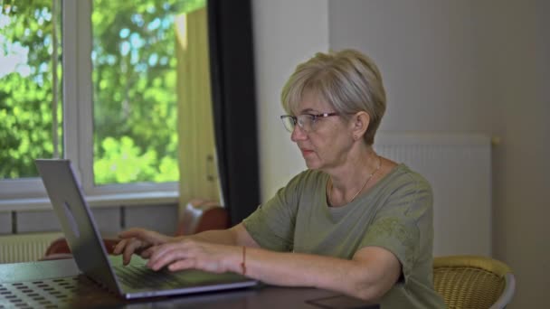 Concentrated Aged Women Poor Eyesight Glasses Surfing Online Using Laptop — Stockvideo