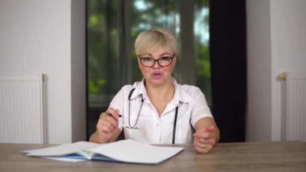 Blonde Women Doctor Short Haircut Glasses Medical Gown Stethoscope Giving — Stockvideo