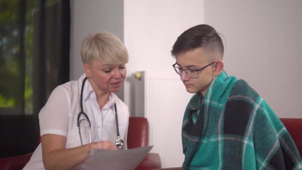 Kind Woman Medic Giving List Medicaments Young Patient Inflamed Lymph — Vídeos de Stock