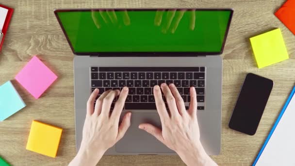 Mans Hands Typing Studying Laptop Green Screen Sitting Home Wooden — Vídeo de Stock