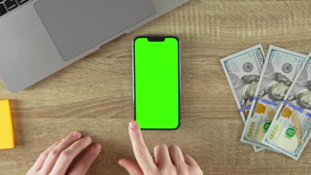 Прокручування Сторінок Телефону Допомогою Макету Зеленим Екраном 100 Доларів Столі — стокове відео