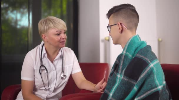 Приємна Жінка Лікар Медичній Сукні Стетоскопі Отримує Пацієнта Від Застуди — стокове відео