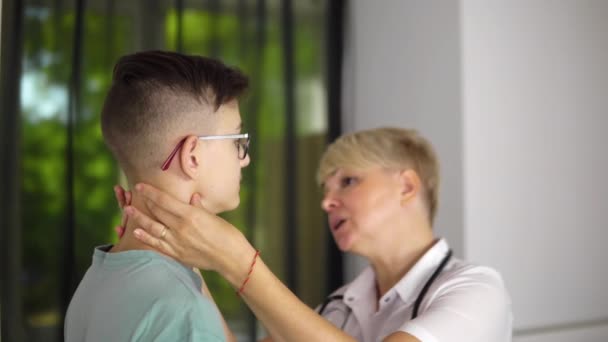 Женщина Врач Медицинском Халате Стетоскопе Принимает Пациента Дома Белая Стена — стоковое видео