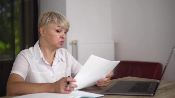 Adult Head Woman Talking Meeting Online Distance Work Using Notebook — Vídeo de stock