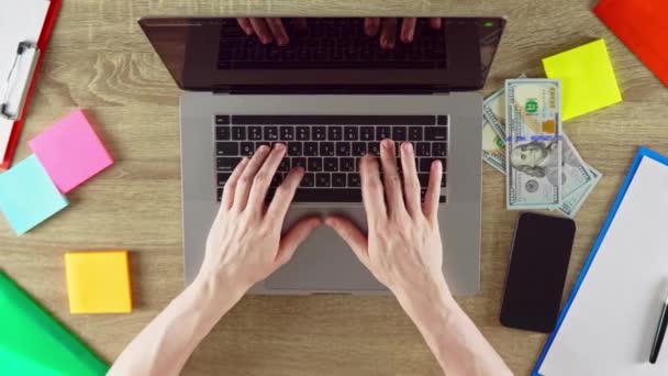 Πληκτρολογώντας Χέρια Χρησιμοποιώντας Laptop Έγχρωμο Χαρτί Τηλέφωνο Και Χρήματα Στο — Αρχείο Βίντεο