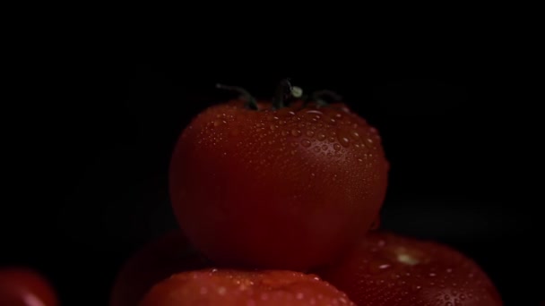 Wassertropfen Auf Die Reifen Frischen Tomaten Tomaten Waschen — Stockvideo