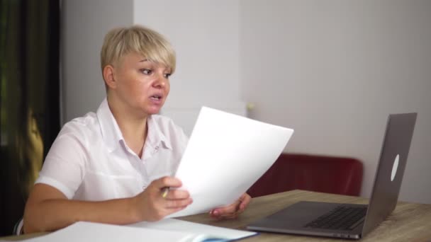 Serious Blonde Middle Age Woman Head Holding Online Meeting Work — Vídeos de Stock