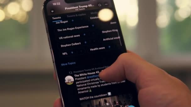 Close Man Scrolling Twitter Account Page President Donald Trump Iphone — Vídeo de Stock