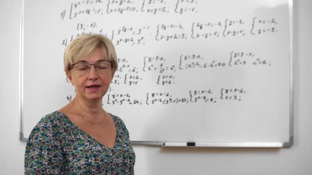 Учительница Очках Взрослых Объясняет Студентам Кабинете Математику Стиле Минимализма Белыми — стоковое видео