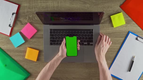 Man Advertising Programming Courses Green Screen Mockup Concept Workplace Laptop — Vídeos de Stock