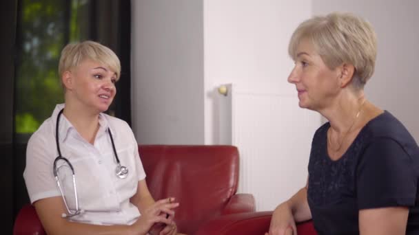 Жінка Лікар Слухає Симптоми Скарги Розповідає Лікувати Хворобу Пацієнту Похилого — стокове відео