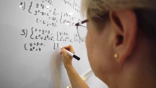 Μάθημα Μαθηματικής Άλγεβρας Εκπαίδευση Ηλικιωμένος Καθηγητής Γυαλιών Λύνει Μαθηματικές Εξισώσεις — Αρχείο Βίντεο