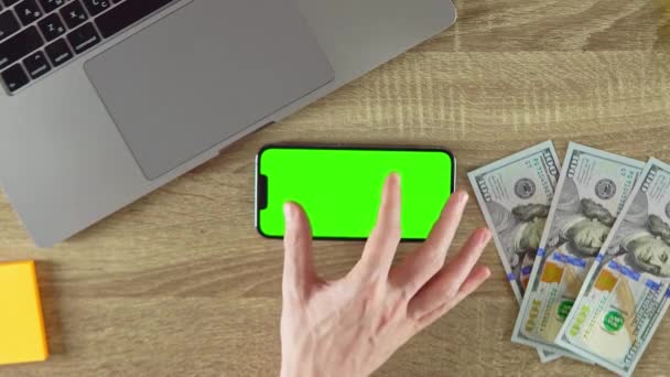 Чоловік Збільшує Макет Зеленого Екрану Телефону Горизонтальному Положенні 100 Доларів — стокове відео