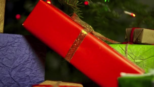 Рождественская Елка Гирляндой Огнями Грудой Красочных Подарков — стоковое видео