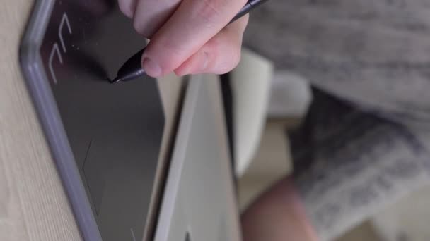 Κορίτσι Σχεδιαστής Γραφικών Εργάζεται Ένα Tablet Γραφικών Κάθετο Βίντεο Υψηλής — Αρχείο Βίντεο