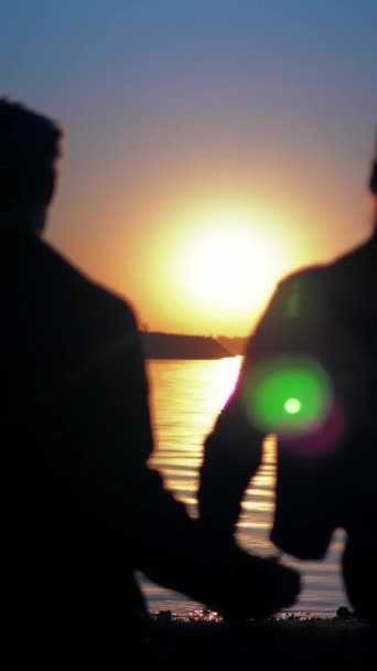 Silhouette Couple Love Sitting Beach Sunset Vertical Video High Quality — Stok video