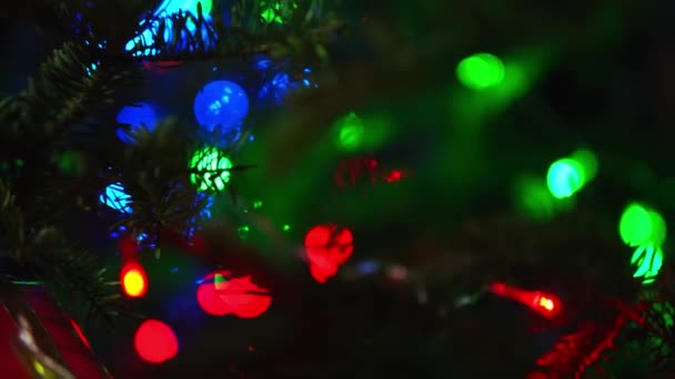 Багато Подарунків Новий Рік Під Ялиновим Деревом Зеленому Фіолетовому Жовтому — стокове відео