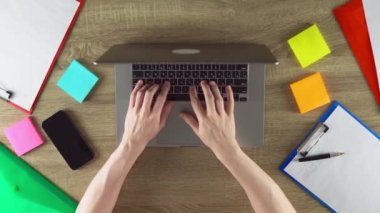 Serbest Çalışan, evde çalışmaya başlıyor. Ahşap masalı modern bir işyeri. Dizüstü bilgisayar açılıyor. 